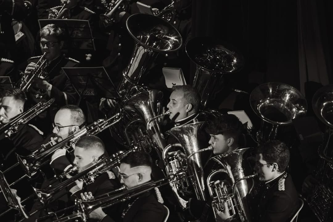 Músicos tocando instrumentos de viento